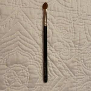 MERLE NORMAN EYE SHADOW BRUSH